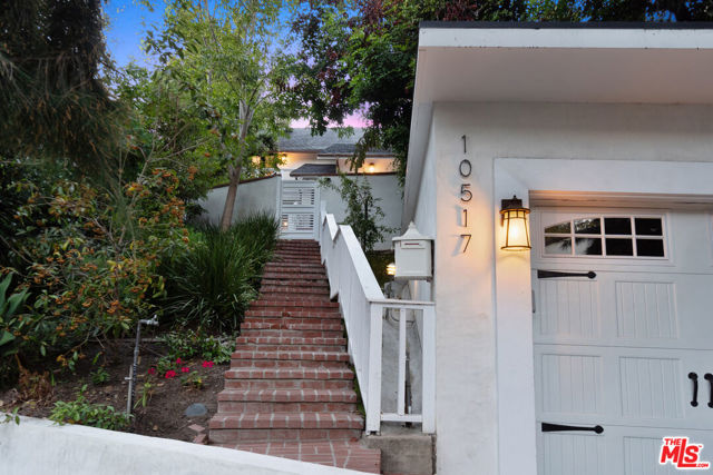 10517 Cheviot Drive, Los Angeles CA: https://media.crmls.org/mediaz/459f1146-9f08-43e6-b126-30a2688bda46.jpg