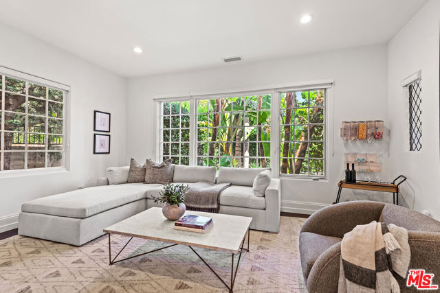 9928 Toluca Lake Avenue, Toluca Lake CA: https://media.crmls.org/mediaz/45a0be6c-8478-4cf4-96ca-9a8d1b5c7f45.jpg