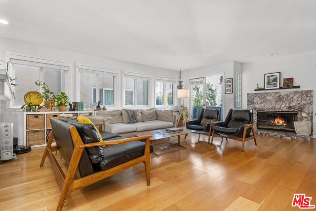 20 Quarterdeck Street, Marina del Rey CA: https://media.crmls.org/mediaz/45a0bea3-be22-422d-b2ff-f471eb50b198.jpg
