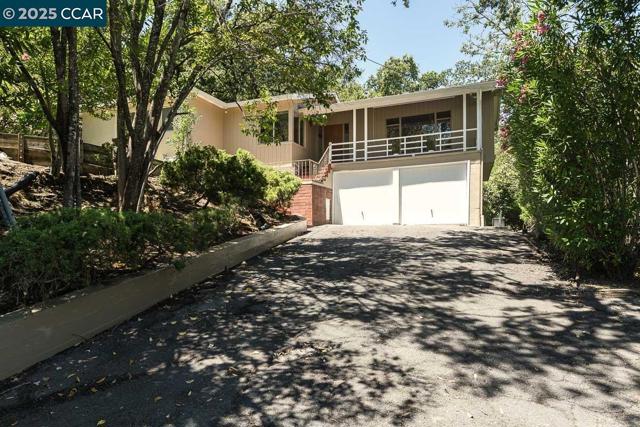 877 Mountain View Dr, Lafayette CA: https://media.crmls.org/mediaz/45a0f7d8-ce61-489a-b95f-362a710a8462.jpg