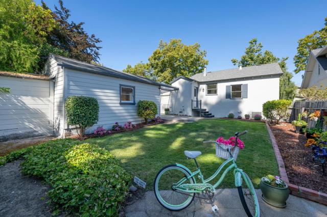 1411 Sanchez Avenue, Burlingame CA: https://media.crmls.org/mediaz/45a1c04c-2e39-4f2f-93e0-95b81a557abe.jpg