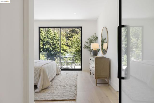 7270 Woodrow Dr, Oakland CA: https://media.crmls.org/mediaz/45a1ee6a-3dc2-4afd-a76d-ec39402d9b6b.jpg