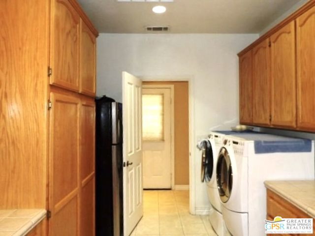 6950 Oak View Court, Oak Hills CA: https://media.crmls.org/mediaz/45a2822c-c0e9-437a-bcd5-5353a6ea0e50.jpg