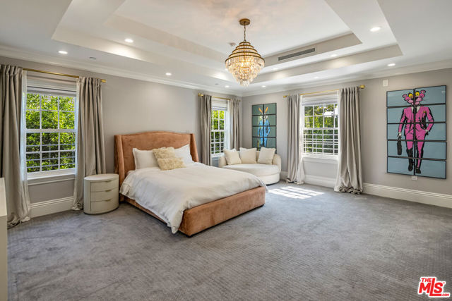 9885 Carmelita Avenue, Beverly Hills CA: https://media.crmls.org/mediaz/45a30ef7-e89f-4636-9e17-048d9af7bd6d.jpg