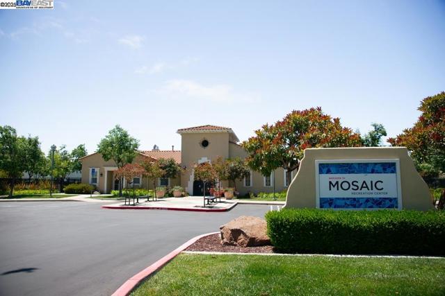 4719 Malayan, San Ramon CA: https://media.crmls.org/mediaz/45a38135-75db-4e14-9aee-2f7e09554178.jpg