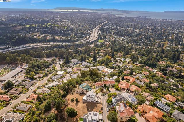 1522 Grand View Drive, Berkeley CA: https://media.crmls.org/mediaz/45a38cdc-e904-492c-a100-9124c07a959b.jpg