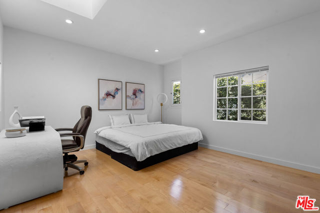 321 S Linden Drive, Beverly Hills CA: https://media.crmls.org/mediaz/45a3c169-0f8e-42fc-955d-b96a4b8167a8.jpg