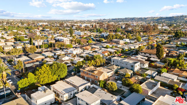 2205 S Burnside Avenue, Los Angeles CA: https://media.crmls.org/mediaz/45a408d0-e4a8-4086-88c7-1ba53cb0afb0.jpg