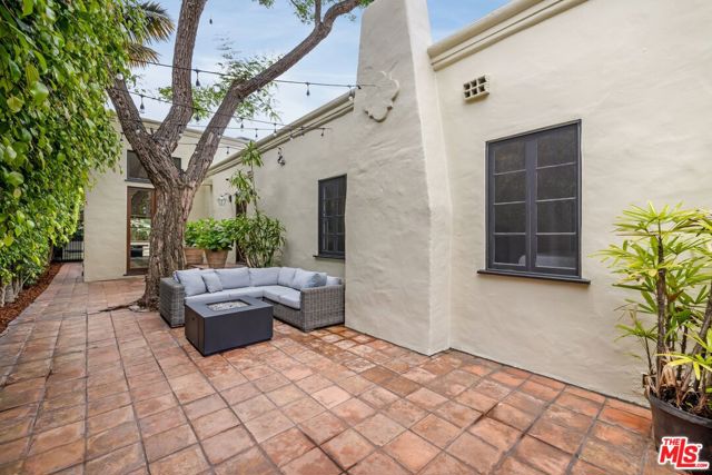 1017 S Gretna Green Way, Los Angeles CA: https://media.crmls.org/mediaz/45a5d7d6-97ca-4bff-8d45-cf8f88d286cb.jpg