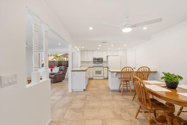 2050 Silver Oak Way, Hemet CA: https://media.crmls.org/mediaz/45a6b74b-df20-400b-baf8-5455de875fdb.jpg