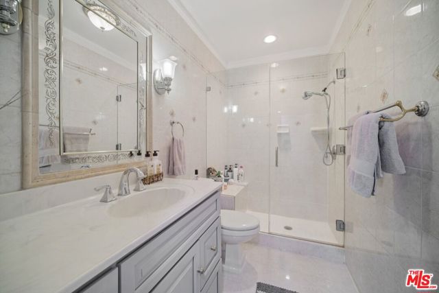 9520 Via Tivoli, Burbank CA: https://media.crmls.org/mediaz/45a6d180-d6b6-4c72-9e57-52b3cc263420.jpg