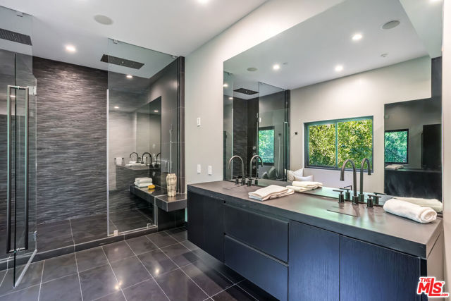 9406 Lloydcrest Drive, Beverly Hills CA: https://media.crmls.org/mediaz/45a780a1-cdb1-425b-b060-bb7d58bc6350.jpg