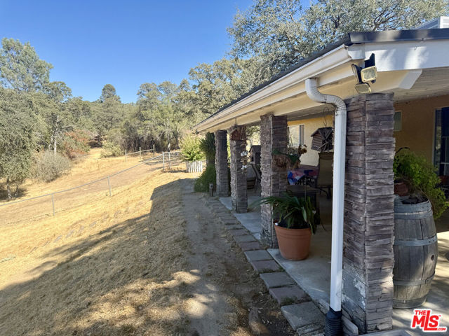 31229 Rolling Meadow Court, Coarsegold CA: https://media.crmls.org/mediaz/45a8f9c3-33f7-49d1-b194-e2047cc1a64a.jpg