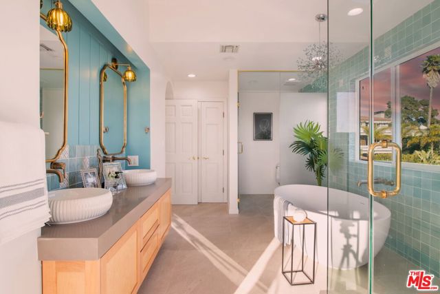 905 Berkeley Street, Santa Monica CA: https://media.crmls.org/mediaz/45a9307f-1f63-49f2-b88d-8ba56f89fc59.jpg