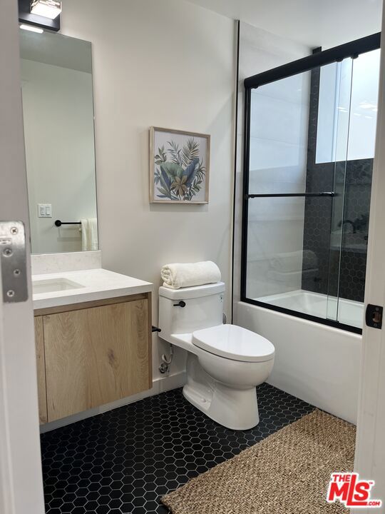 124 S Croft Avenue, Los Angeles CA: https://media.crmls.org/mediaz/45a96396-471e-4c7c-8a2e-cfe4cfc58d63.jpg