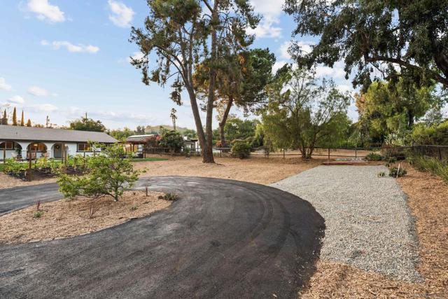 3226 Summit Drive, Escondido CA: https://media.crmls.org/mediaz/45a9992f-6f4f-43de-b940-5a7af8028b30.jpg