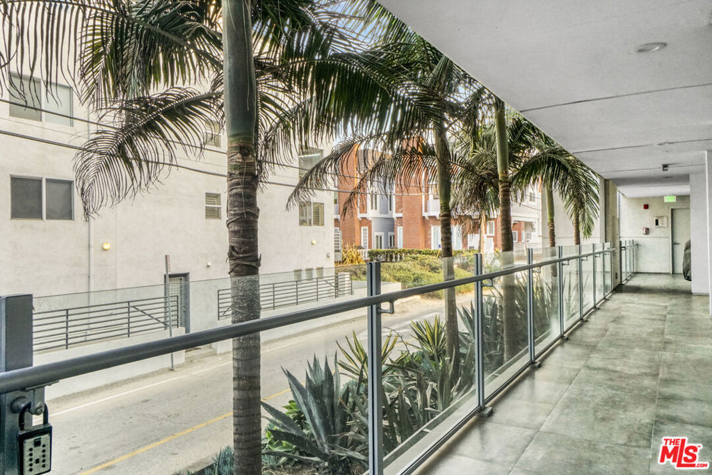 https://media.crmls.org/mediaz/45aa0c3d-08c8-4c79-9669-62cc0d9ed9b0.jpg?preset=X-Large