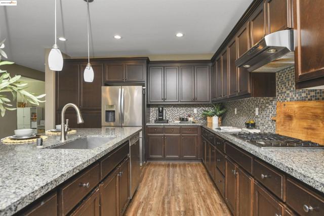 847 Dunmore St, Oakley CA: https://media.crmls.org/mediaz/45aa14cf-3d77-4e81-bbeb-11cdecae9a2c.jpg