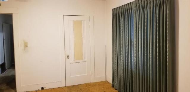 6939 Fresno St, Oakland CA: https://media.crmls.org/mediaz/45aa1633-66cf-4fa9-a291-bb0b9315df63.jpg