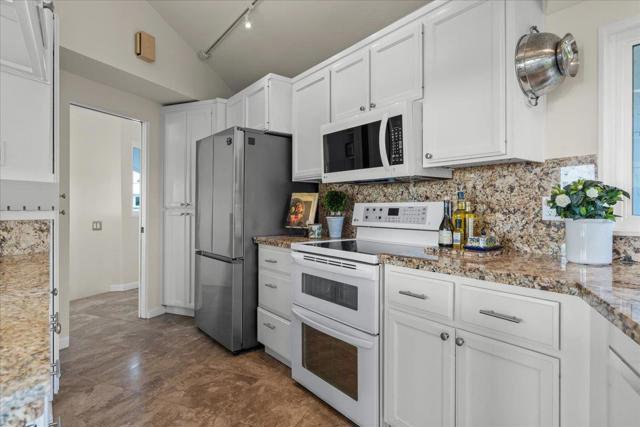 433 Seaview Drive, Aptos CA: https://media.crmls.org/mediaz/45aa4874-ffb4-4319-9686-2551da495890.jpg