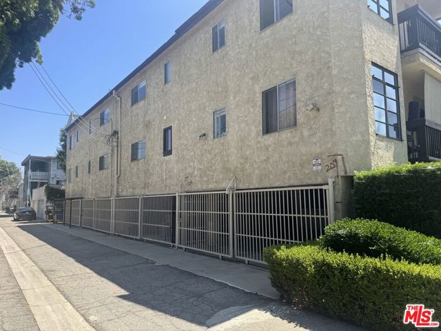 13021 Moorpark Street, Studio City CA: https://media.crmls.org/mediaz/45abe68a-b729-43a6-91fb-b0176170ebfb.jpg
