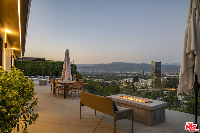 3526 Wrightwood Court, Studio City CA: https://media.crmls.org/mediaz/45afab25-9180-4fde-8b5e-c942cef801f2.jpg