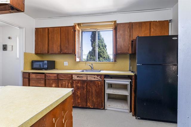 1427 65Th Ave, Oakland CA: https://media.crmls.org/mediaz/45b0c901-09ac-41b4-aafd-8a719e60d4fc.jpg