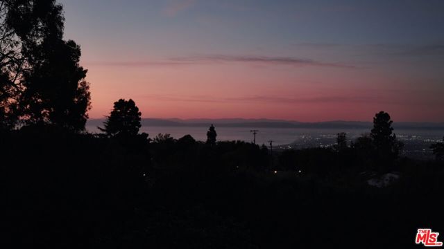 4 Buckboard Lane, Rolling Hills CA: https://media.crmls.org/mediaz/45b1fe13-bebd-4672-88f6-817c2677392f.jpg