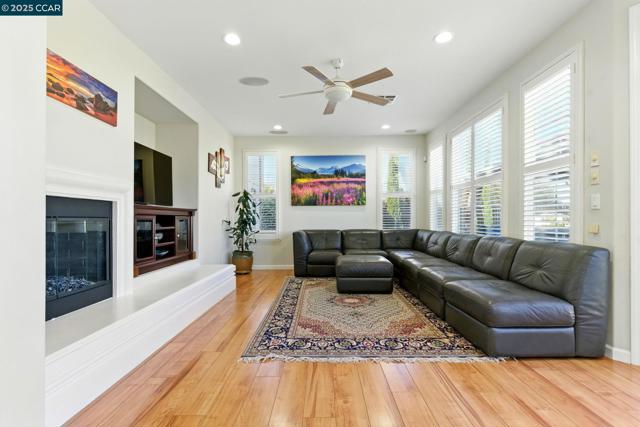 416 Ustilago Ct, San Ramon CA: https://media.crmls.org/mediaz/45b28e12-a3a4-42dd-afa1-c51ddc7483a3.jpg