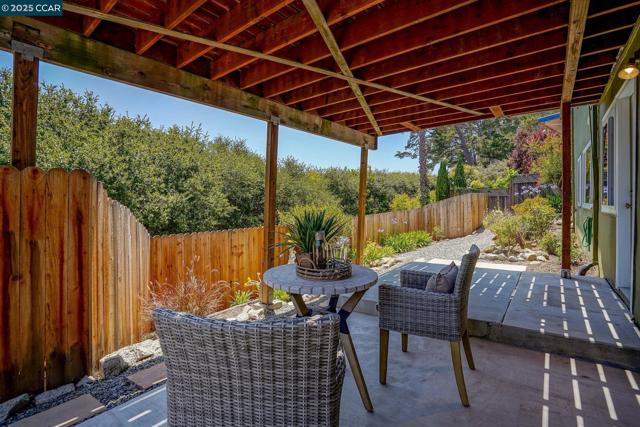 2835 Stephen Dr, Richmond CA: https://media.crmls.org/mediaz/45b37d85-1060-4cca-977a-d7fdff2e4367.jpg