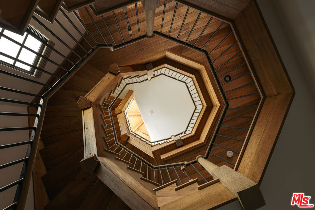 https://media.crmls.org/mediaz/45b503d6-6836-4e36-925f-5d8d6ff091c9.jpg?preset=X-Large