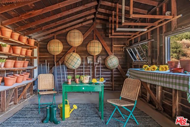 10999 Ojai Santa Paula Road, Ojai CA: https://media.crmls.org/mediaz/45b50586-0f45-4e3a-952c-16b4ce0d4e5a.jpg