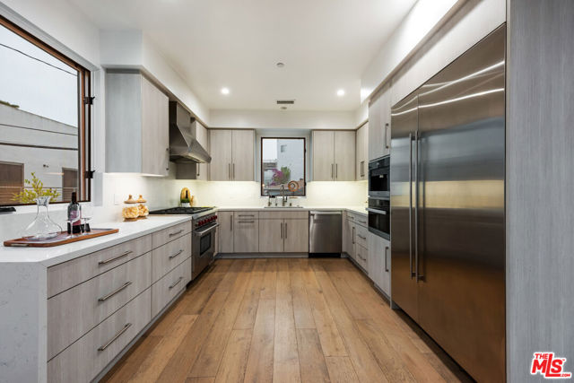126 Thornton Place, Venice CA: https://media.crmls.org/mediaz/45b53a60-836f-4d3d-84b1-3cc848128103.jpg
