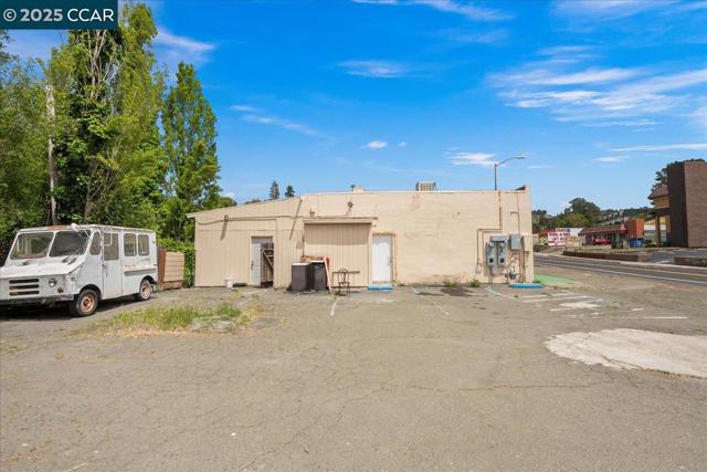 4955 Appian Way, El Sobrante CA: https://media.crmls.org/mediaz/45b543ae-faff-4c41-9ff9-a8d535d11e30.jpg