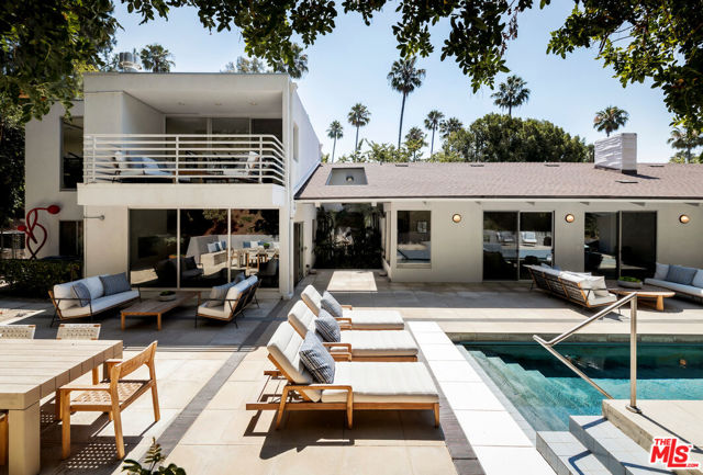 811 N Hillcrest Road, Beverly Hills CA: https://media.crmls.org/mediaz/45b5ca1a-af6e-47aa-a8fe-6f778624e776.jpg