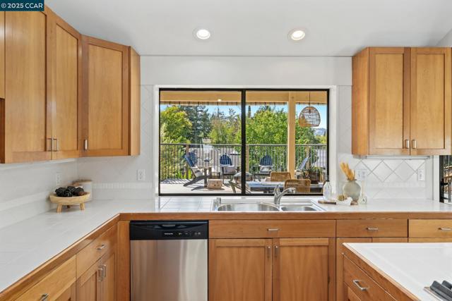 131 Clover Hill Court, Danville CA: https://media.crmls.org/mediaz/45b6250d-44e6-41c4-9345-ba9755438b6e.jpg