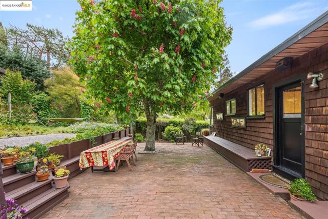 199 Fairlawn Dr, Berkeley CA: https://media.crmls.org/mediaz/45b67d08-ff48-4a58-9283-ac4cd228834b.jpg
