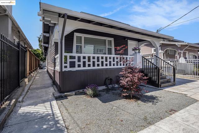 879 45Th St, Oakland CA: https://media.crmls.org/mediaz/45b76332-e0de-4f3d-b85e-100de15238e5.jpg