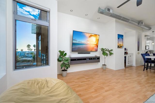 465 S Cleveland St, Oceanside CA: https://media.crmls.org/mediaz/45b7df6d-8f9e-443a-a5f4-168c4214365f.jpg