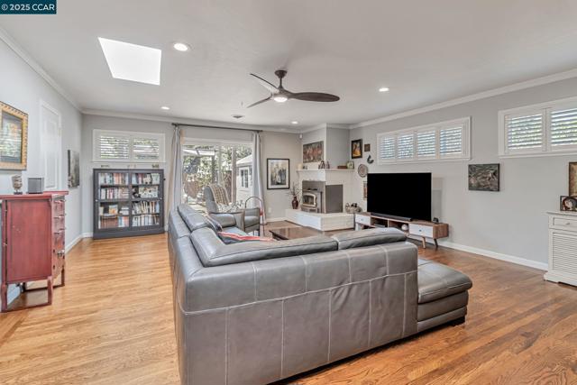 5411 Garvin Ave, Richmond CA: https://media.crmls.org/mediaz/45b8017b-d870-47bb-a680-51bffdc85288.jpg