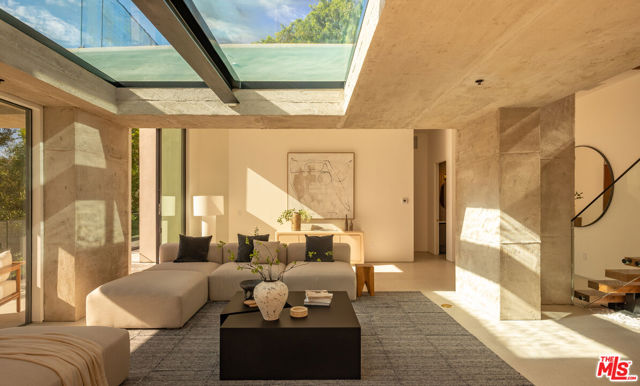 Image 36 of 72 For 12752 Mulholland Drive