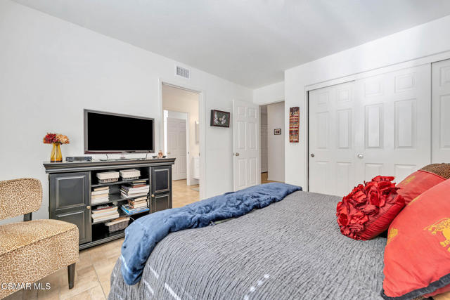 5050 Golden Nugget Way, Oak Park CA: https://media.crmls.org/mediaz/45b8979d-f48c-441e-8e29-10ca5d9d1c93.jpg