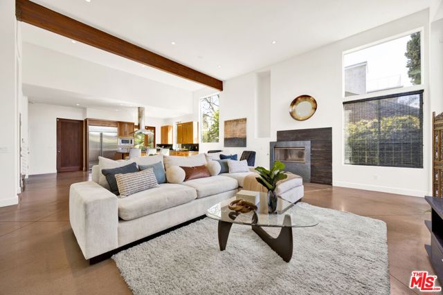 2336 Boone Avenue, Venice CA: https://media.crmls.org/mediaz/45b8a21a-65eb-444e-a150-27850d930ec7.jpg