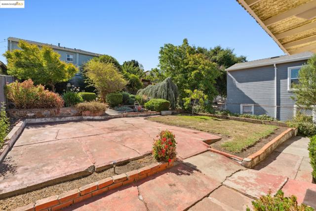 2570 99th Ave, Oakland CA: https://media.crmls.org/mediaz/45b9e615-5ea9-4af6-a255-12f0e67056cb.jpg