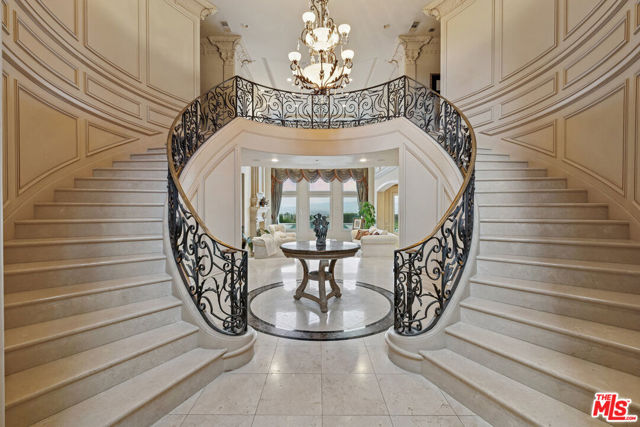 19016 Devonport Lane, Tarzana CA: https://media.crmls.org/mediaz/45bc9e70-ca8a-415a-8519-b9339e7cefa9.jpg