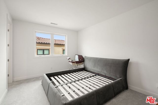 20244 W Albion Way, Porter Ranch CA: https://media.crmls.org/mediaz/45bdf72d-daf5-4a94-96f6-5195a69f766e.jpg
