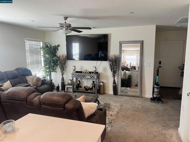 627 Elizabeth Ct, Merced CA: https://media.crmls.org/mediaz/45bebc06-4310-4423-a521-491c47f59fc0.jpg