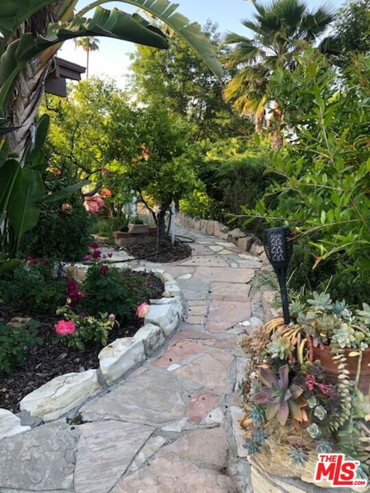 16840 Oak View Drive, Encino CA: https://media.crmls.org/mediaz/45bf6396-e885-4ca2-96af-f669e9a1c280.jpg