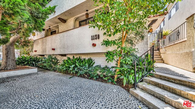 1130 9th Street, Santa Monica CA: https://media.crmls.org/mediaz/45bf8195-863f-4952-b2c2-390f5df66e88.jpg