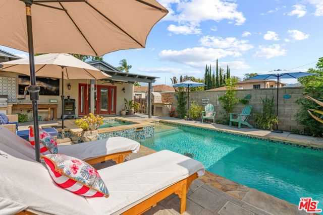 521 S Parish Place, Burbank CA: https://media.crmls.org/mediaz/45c04495-a241-4391-9fad-47e34de8718e.jpg